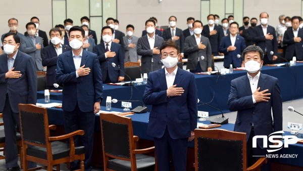 NSP통신-경상북도는 20일 도청 화백당에서 민선8기 시장·군수 당선인 정책간담회를 갖고, 도와 23개 시군이 하나된 원팀이 돼 지방시대를 주도하고 대한민국의 새로운 변화를 이끌어 내겠다는 결의를 다졌다. (경상북도)