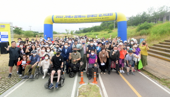 NSP통신-지난 18일 가족과 함께하는 장애인 걷기대회 참석자들이 기념촬영을 하는 모습. (오산시)