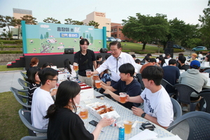 [NSP PHOTO]대구가톨릭대, 총장이 쏜닭-치맥 쫑파티 개최