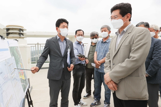 NSP통신-이상일 용인특례시장 당선인(오른쪽)이 삼가2지구 주택건설사업 현장을 방문해 진입도로 문제를 보고받고 있다. (용인시)