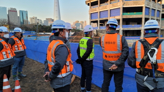 NSP통신-허상희 동부건설 대표 부회장과 관계자들이 현장 안점점검을 진행하고 있다. (동부건설)