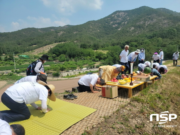 NSP통신-의성군은 지난 21일 국가중요농업유산 제10호 의성 전통수리 농업시스템의 핵심지역 중 하나인 금성면 운곡리에서 첫물내리기 풍년기원행사를 가졌다. (의성군)