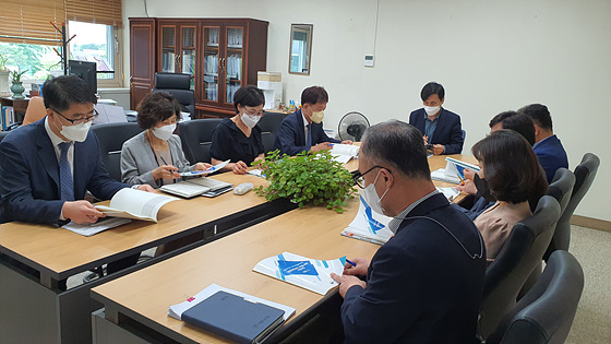 NSP통신-23일 강원도교육청 부교육감실에서 국·과장 등 고위공직자 대상 청렴강원교육 구현을 위해 작전타임을 하고 있다. (강원도교육청)