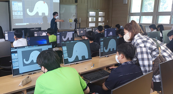 NSP통신-동해시 하랑중학교 1학년 과학동아리 학생들이 3D 메이커 교육을 받았다. (동해교육지원청)