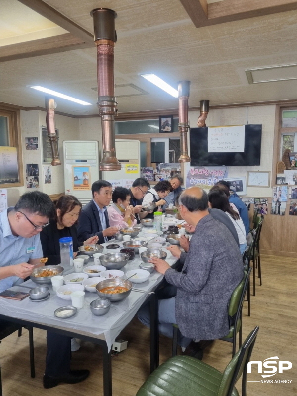 NSP통신-울릉교육지원청은 23일 독도의용수비대 대표 유족과 독도의용수비대 기념관 관계자 10여명을 초청해 오찬을 하고있다. (울릉교육지원청)