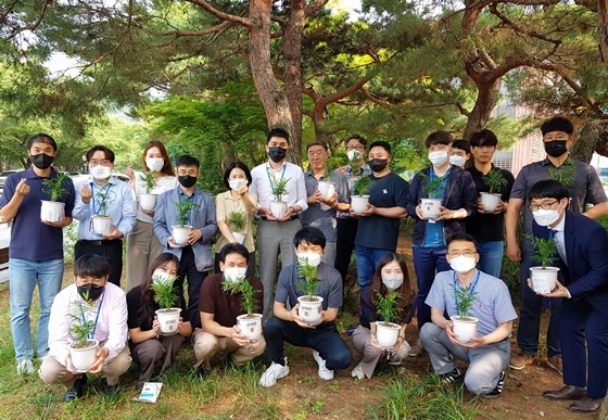 NSP통신-반려나무 나눔 사업 실천하는 한국마사회 임직원들 (한국마사회)