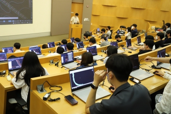 NSP통신-포스코건설 관계자들이 인천대학생을 대상으로 교육을 실시하고 있다. (포스코건설)