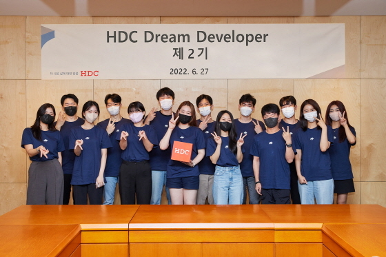 NSP통신-제2기 HDC 드림 디벨로퍼 발대식에 참석한 대학생 14명이 기념 촬영을 하고 있다. (HDC현대산업개발)