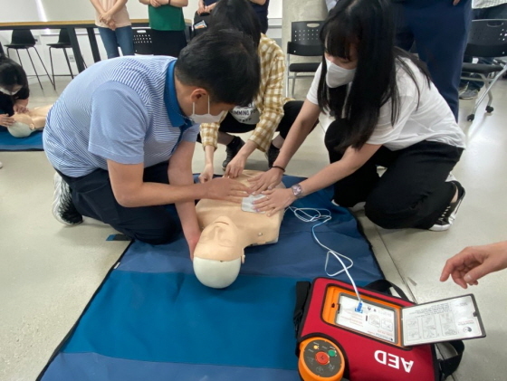 NSP통신-28일 수원시립미술관 직원들이 응급처치 교육 실습을 하고 있다. (수원시립미술관)