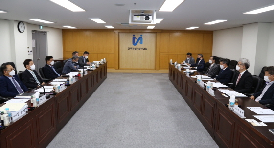 NSP통신-한국건설기술인협회에서 제 1회 자문위원회 회의가 진행되고 있다. (한국건설기술인협회)