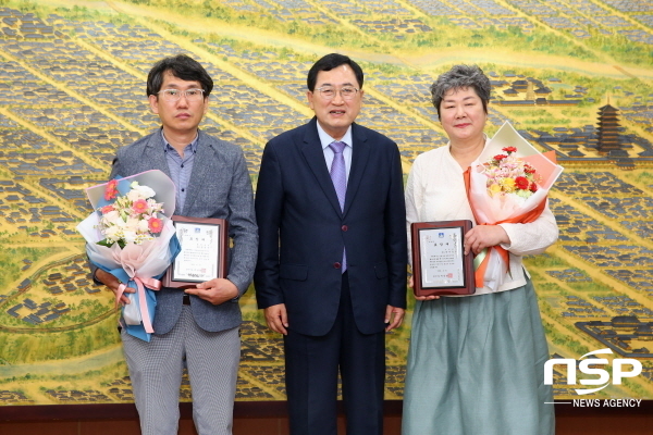 NSP통신-주낙영 경주시장은 지난 28일 2022년 대한민국 조리명인으로 선정된 경주시 지역 출신 대표(수리뫼, 평양냉면)에게 경주시 음식문화개선 향상에 기여한 유공으로 표창패를 수여했다. (경주시)