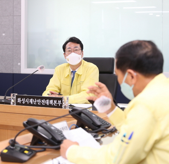 -1일 정명근 화성시장(왼쪽)이 ‘호우 피해보고 및 대책회의’를 주재하고 있다. (화성시)