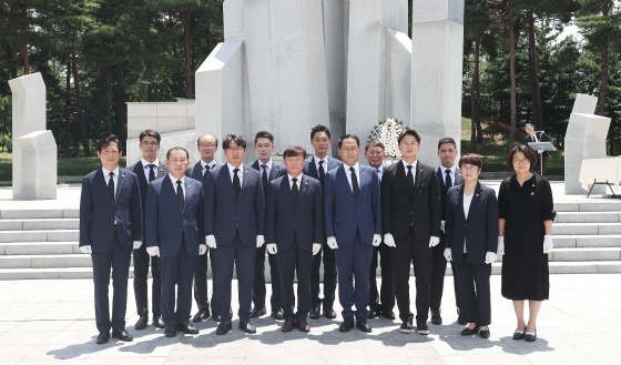 NSP통신-경기도의회 더불어민주당 대표단이 1일 오전 수원시 인계동에 위치한 현충탑 참배를 마친 후 기념촬영을 하고 있다. (의원실)