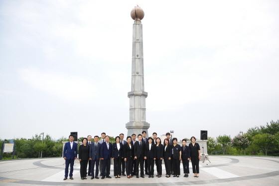 NSP통신-4일 원곡공원 현충탑 참배을 마친 송바우나 안산시의장과 이진분 부의장을 비롯한 시의원들이 기념촬영을 하고 있다. (안산시의회)