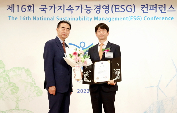 NSP통신-왼쪽부터 한국언론인협회 성대석 회장과 DGB캐피탈 윤정권 전략기획본부장(전무) (DGB캐피탈)