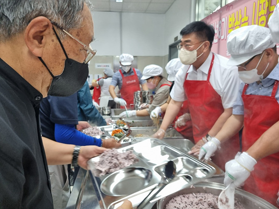 NSP통신-박상수 삼척시장이 취임 첫 행보로 경로식당 배식 자원봉사에 참여하고 있다. (삼척시)