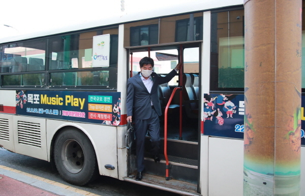 NSP통신-김경현 무안군의회 의장 버스 출근 민심 탐방 (무안군의회)