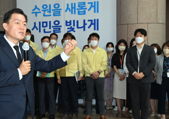-1일 수원시청으로 첫 출근을 한 이재준 수원시장이 ‘수원을 새롭게, 시민을 빛나게’라는 시정 구호 앞에서 수원시 공직자들에게 인사말을 하고 있다. (수원시)