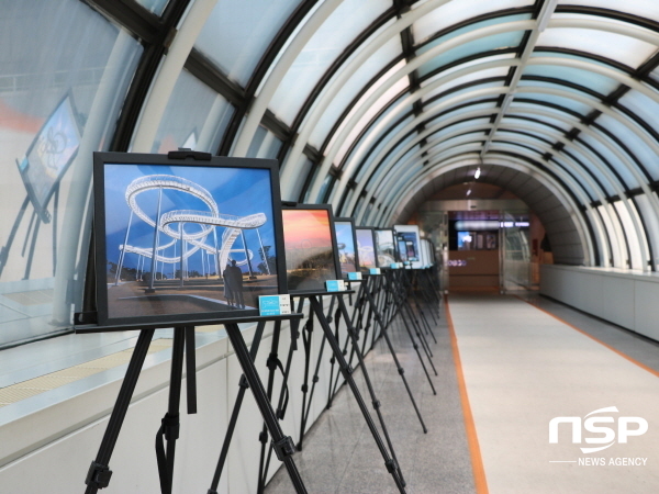NSP통신-포스코가 본사 2층에서 포항 환호공원 스페이스워크 사진 공모전 수상작 전시회를 열었다. (포스코)