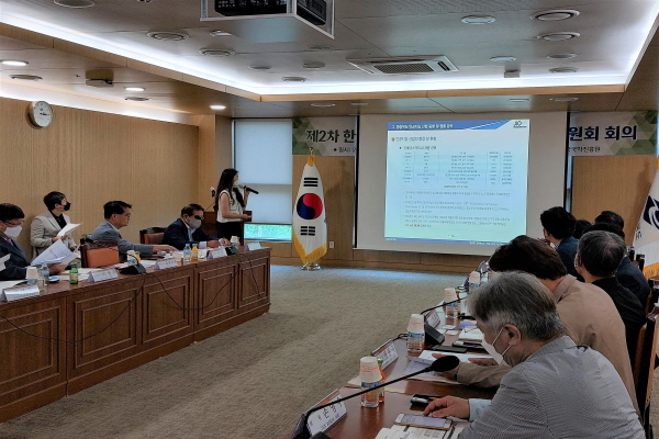 NSP통신-경상북도와 한국국학진흥원은 6일 도청 회의실에서 한글의 우수성과 경북 속의 한글을 새로운 문화·콘텐츠산업으로 육성하기 위해 2022년 제2차 한글문화·콘텐츠산업 육성 민간위원회 회의를 개최했다. (경상북도)