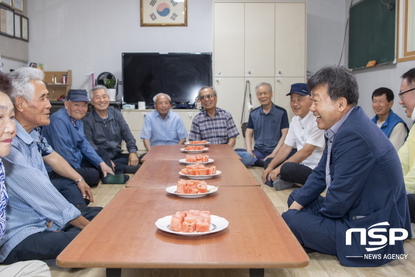 NSP통신-남 군수는 지난 5일 지역의 경로당과 복지시설을 방문해 어르신들의 애로사항을 청취 하고있다. (울릉군)