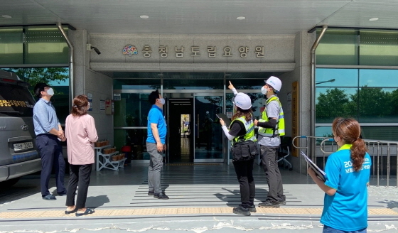 NSP통신-국토안전관리원 관계자들이 충청남도립요양원의 시설을 점검하고 있다. (국토안전관리원)