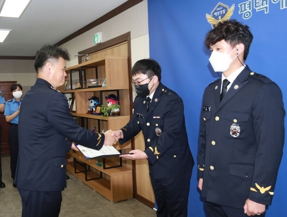 NSP통신-서정원 평택해양경찰서장이 임명장을 수여하고 있다. (평택해양경찰서)