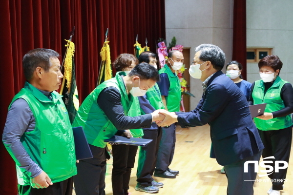 NSP통신-영양군새마을회는 8일 영양군민회관에서 새마을운동 활성화를 위해 노력한 새마을지도자들을 격려하고자 2022 재활용품경진대회 시상식 및 새마을지도자 하계수련대회를 개최했다. (영양군)