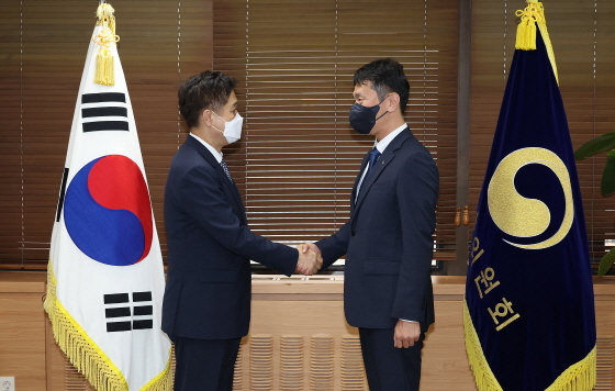 NSP통신-김주현 신임 금융위원장(왼쪽)과 이복현 금융감독원장(오른쪽)이 악수를 하고 있다. (금융위원회)