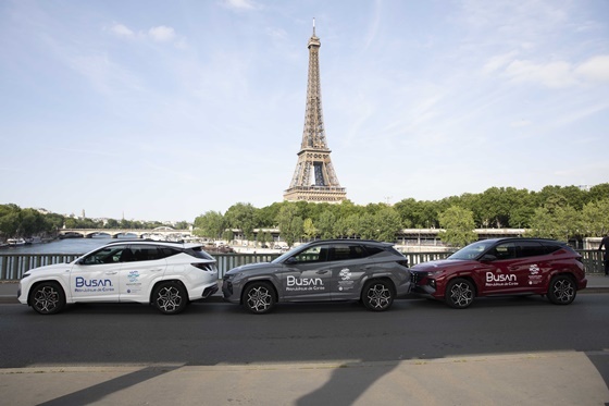 NSP통신-지난 6월 20일부터 21일(현지시간)까지 프랑스 파리에서 개최된 제170차 국제박람회기구(BIE) 총회 기간에 2030부산세계박람회 로고를 래핑한 현대차 투싼 차량이 파리 거리를 순회하며 부산을 알리는 모습 (현대차)