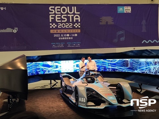 NSP통신-전기 경주차(GEN2) 앞에서 오세훈 서울시장과 제이미 리글 포뮬러 E CEO가 포즈를 취하고 있다.
