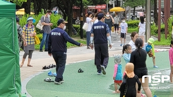 NSP통신-수원시 일월공원 물놀이장에서 관계자들이 안전수칙 준수를 지도하는 모습. (조현철 기자)