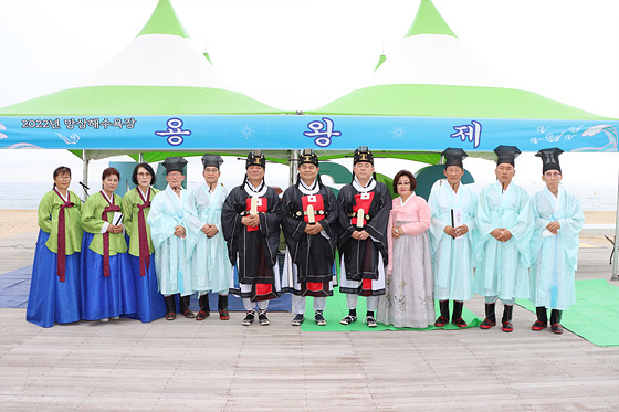NSP통신-동해시가 망상해수욕장에서 용왕제 및 현판제막식을 간소하게 진행했다. (동해시)