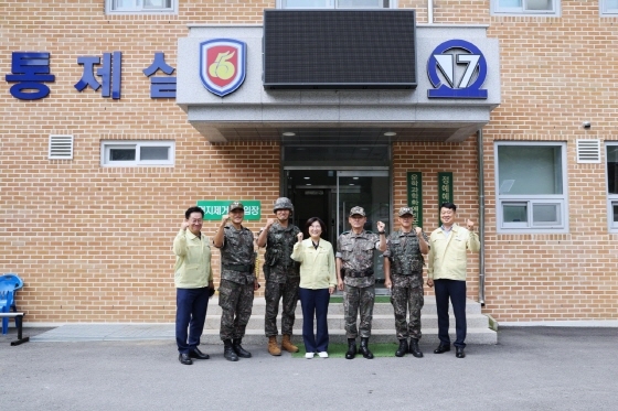 NSP통신-용인과학화예비군 훈련장을 방문한 김보라 안성시장(가운데)이 훈련장 점검 및 훈련 중인 예비군을 격려하는 가운데 기념촬영을 하고 있다. (안성시)