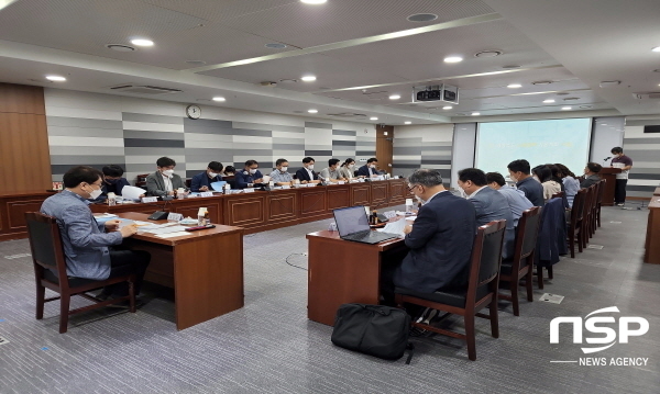 경상북도는 13일 도청 회의실에서 대구지방고용노동청, 대구경북지방중소벤처기업청, 안전보건공단, 한국노총, 민주노총, 경북경영자총협회 등 도내 노동 관련 관계자, 외부 교수 등이 참