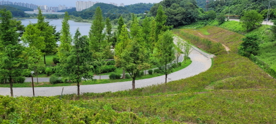 NSP통신-광교호수공원 일원에 조성된 철쭉동산 전경. (수원시)