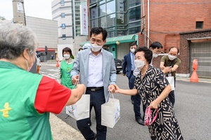 [NSP PHOTO]이기재 서울시 양천구청장,  건강한 여름나기 신정2동 삼계탕 나눔행사 참여