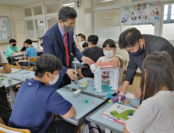 NSP통신-창원 자여초등학교에서 국토안전관리원 관계자들이 안전교육을 실시하고 있다. (국토안전관리원)