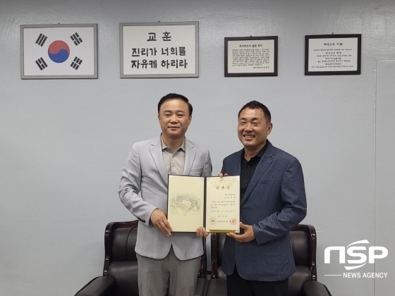 -이웅종 교수(오른쪽)가 충청남도 2기 지역혁신협의회 교육·문화·복지 분과위원으로 위촉돼 김태흠 충남도지사 위촉장을 최태연 혁신협의회 교육·문화·복지 분과위원장이 대신 수여하고 기념
