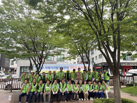 NSP통신-15일 광교카페거리발전위원회 회원들과 관계자들이 기념 촬영을 하고 있다. (수원시)