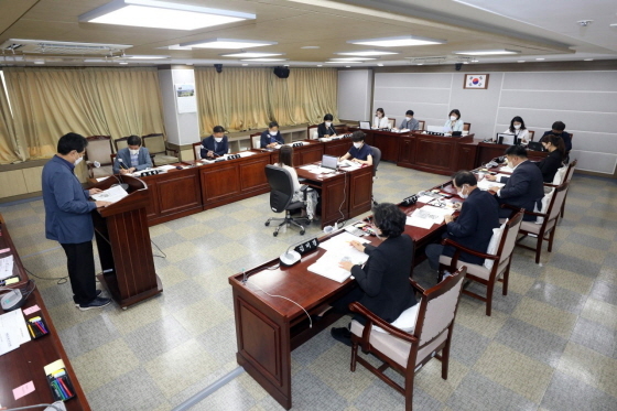 NSP통신-15일 수원시의회 도시환경위원회가 업무보고를 받고 있다. (수원시의회)