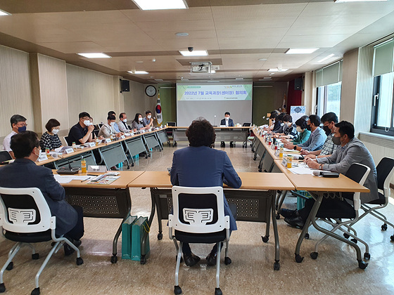NSP통신-양양교육지원청에서 마을교육 활성화를 위한 교육지원청 지원방안을 주제로 지원방안에 대한 논의를 하고 있다. (강원도교육청)