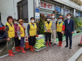[NSP PHOTO]광양 환경통합감시센터, 공한지 청소 근로자에 감사의 쌀 전달