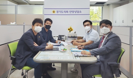 NSP통신-경기도의회 안양상담소에서 김철현, 김재훈, 유영일 도의원이 안양시청 예산법무과장 등과 정담회 가운데 기념촬영을 하고 있다. (경기도의회)