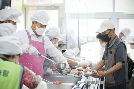 NSP통신-초복을 맞아 아름채 노인복지관 경로식당에서 김성제 의왕시장이 배식봉사를 하고 있다. (의왕시)