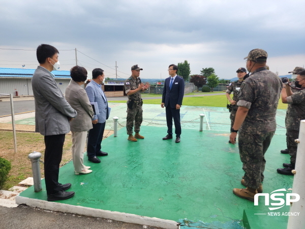 NSP통신-우승희 영암군수가 제3함대를 방문해 관계자들과 이야기를 나누고 있다. (영암군)