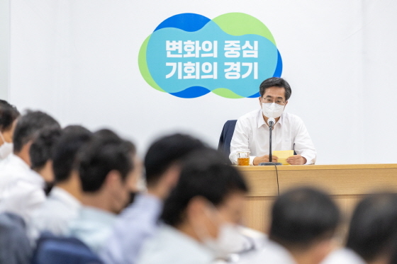 NSP통신-김동연 경기지사가 18일 모든 실국장과 공공기관 대표들이 참석한 가운데 열린 7월 도정 열린회의를 주재하고 있다. (경기도)