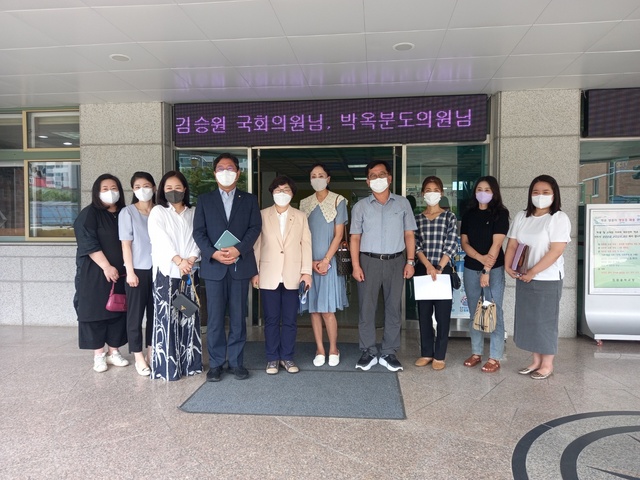 NSP통신-19일 수원 소재 천천중학교를 방문한 박옥분 경기도의원이 교육 현장을 점검한 가운데 교직원 및 학부모 운영위원들과 기념촬영을 하고 있다. (경기도의회)