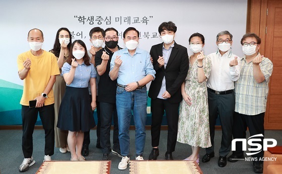 NSP통신-서거석 전북교육감(사진 오른쪽 다섯번째)이 교사노조 회원들과 취임 후 첫 간담회을 갖고 기념촬영을 하고 있다.