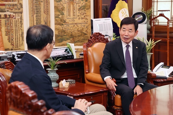 NSP통신-김진표 국회의장(우)이 이창용 한국은행 총재(좌)를 접견하고 있다. (한은)